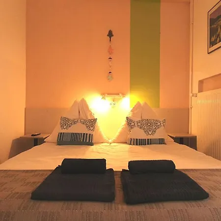 住宿加早餐酒店 Pensili Apartmanhaz 巴拉顿菲赖德